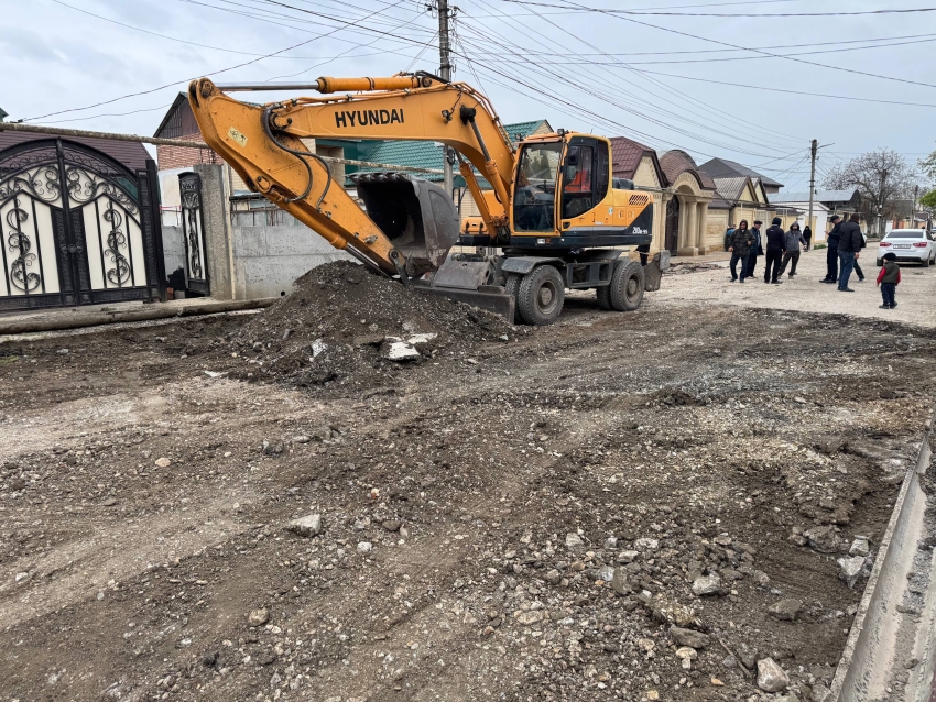 На улице Коркмасова ведутся подготовительные работы к асфальтированию