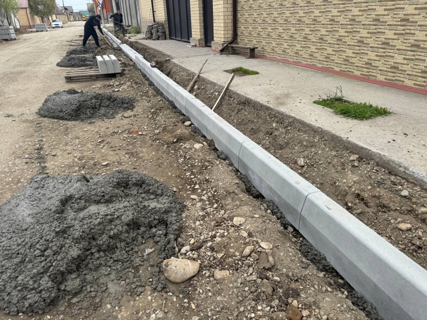 В Хасавюрте на улице Исрапила Ибрагимова ведутся подготовительные работы перед укладкой асфальта