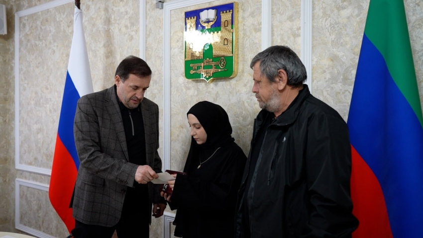 Корголи Корголиев передал орден Мужества семье погибшего участника СВО Мухтара Гаджиева