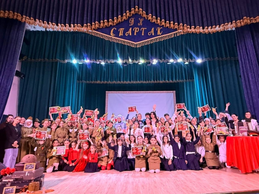 Во Дворце культуры «Спартак» г. Хасавюрта состоялся Открытый конкурс военно-патриотической песни «Тебе, защитник посвящаю…»