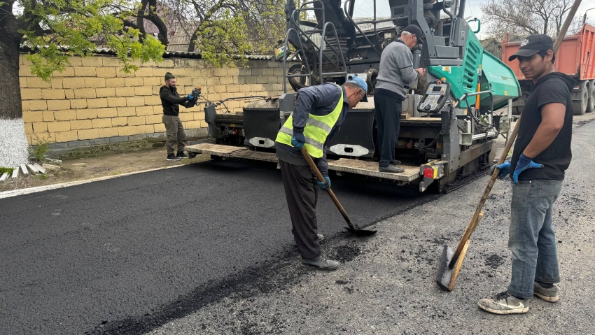 В Хасавюрте на улице Дербентская ведутся работы по укладке асфальта