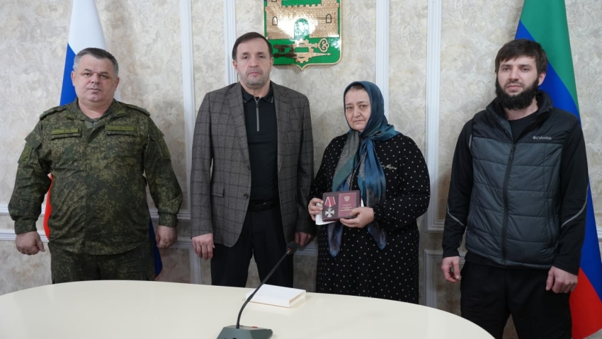 Глава Хасавюрта передал орден Мужества семье погибшего участника СВО Сулеймана Гамзатова
