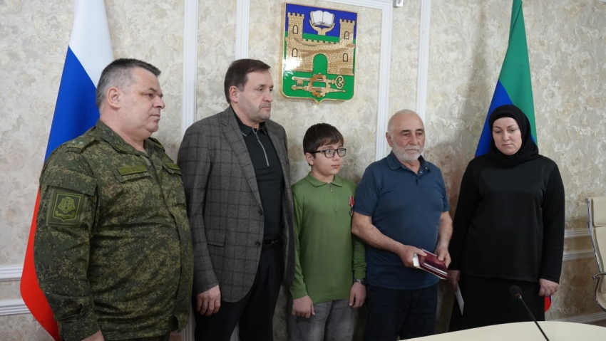 Глава Хасавюрта передал орден Мужества семье погибшего участника СВО Арсена Абучева