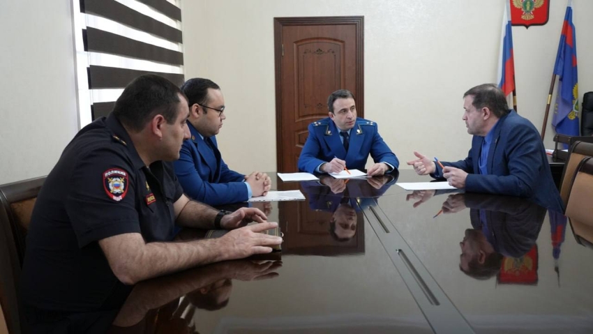 Контроль за устранением нарушений законодательства и обеспечением безопасности обсудили в прокуратуре Хасавюрта
