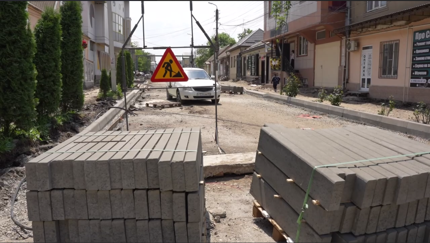 В Хасавюрте продолжается благоустройство пешеходной зоны по улице Тотурбиева
