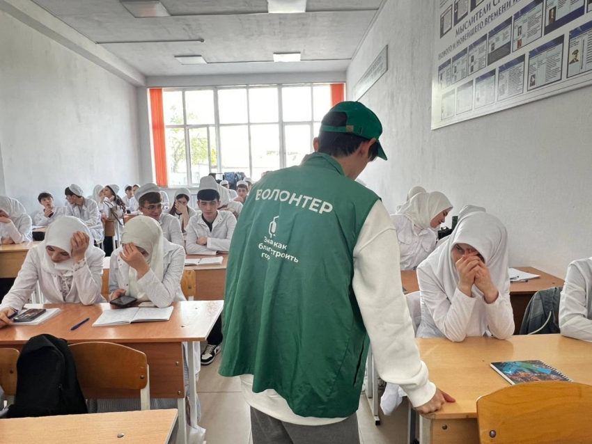 Волонтёры Хасавюрта помогают жителям проголосовать за объекты благоустройства