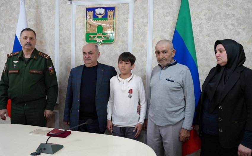 В Хасавюрте состоялась церемония передачи ордена Мужества семье погибшего военнослужащего в зоне СВО Мурада Газимагомедова