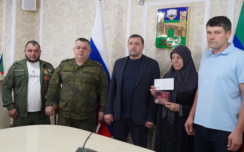 Глава Хасавюрта передал орден Мужества семье погибшего участника СВО Юнуса Газихмаева
