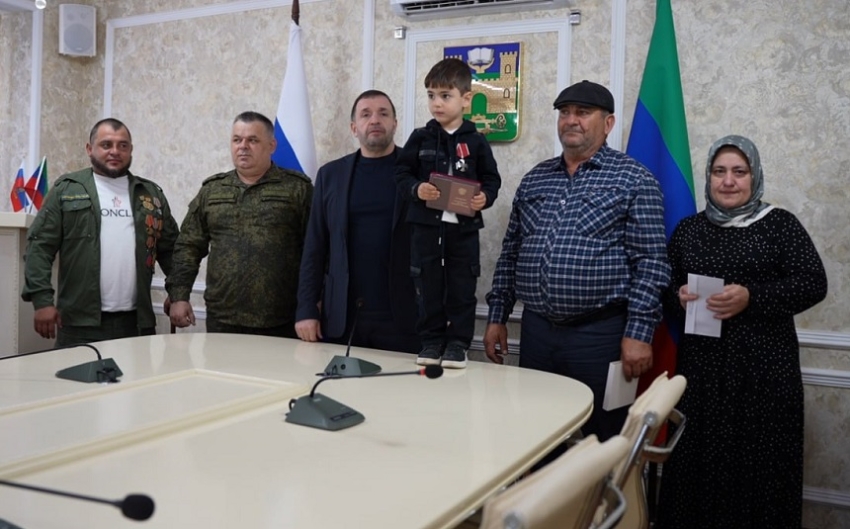 Семье погибшего участника СВО из Хасавюрта Раджаба Джамалдинова передали орден Мужества