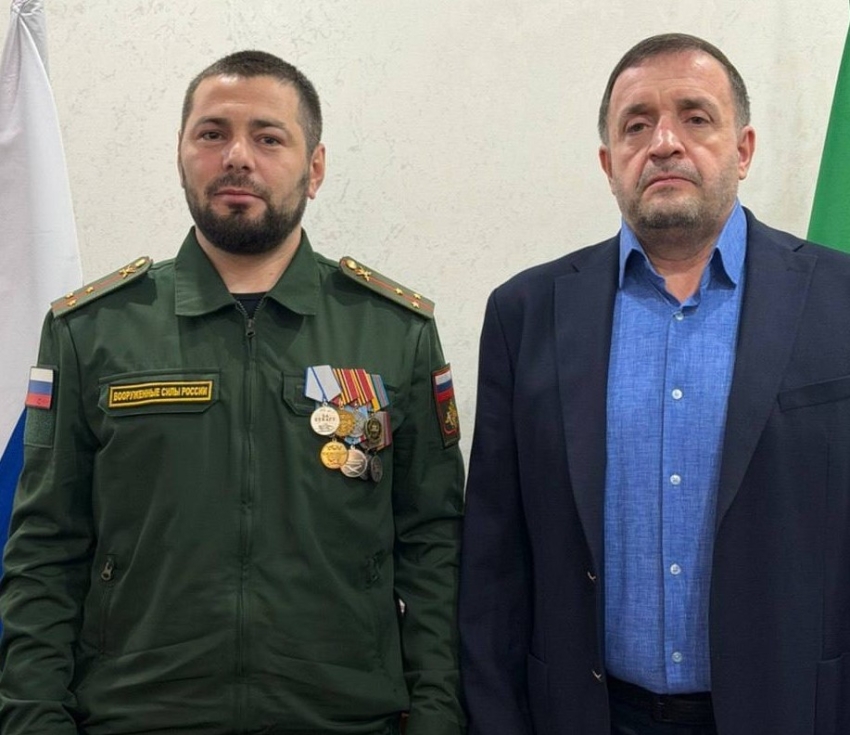 Корголи Корголиев поблагодарил за службу добровольца и кавалера государственных наград Заурбега Ачабаева
