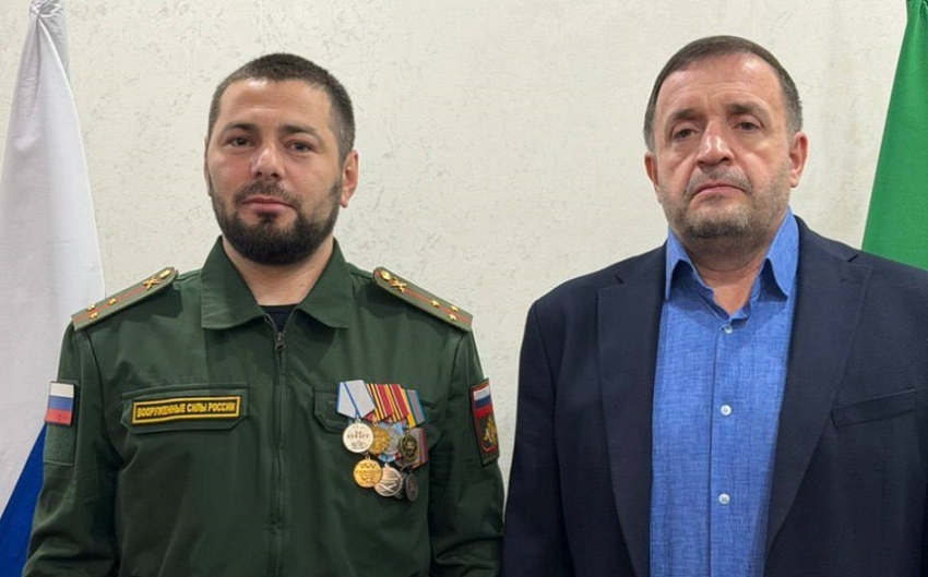 Корголи Корголиев поблагодарил за службу добровольца и кавалера государственных наград Заурбега Ачабаева