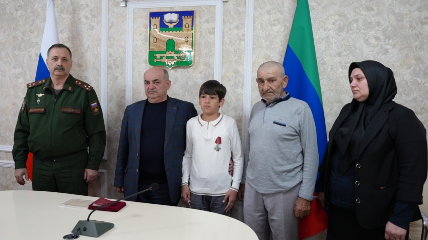 В Хасавюрте состоялась церемония передачи ордена Мужества семье погибшего военнослужащего в зоне СВО Мурада Газимагомедова