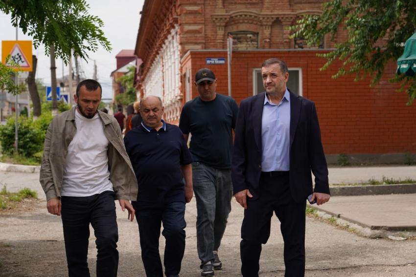 Корголи Корголиев провел инспекционный объезд объектов благоустройства и капитального ремонта в Хасавюрте