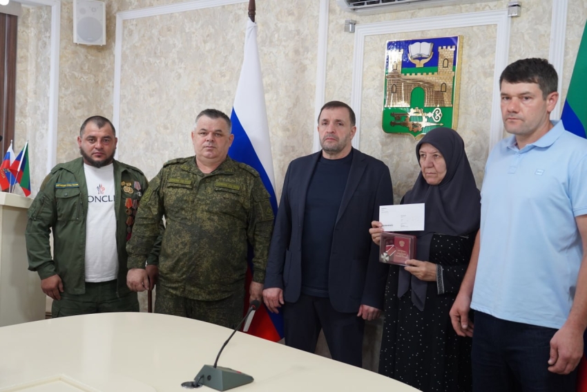 Глава Хасавюрта передал орден Мужества семье погибшего участника СВО Юнуса Газихмаева