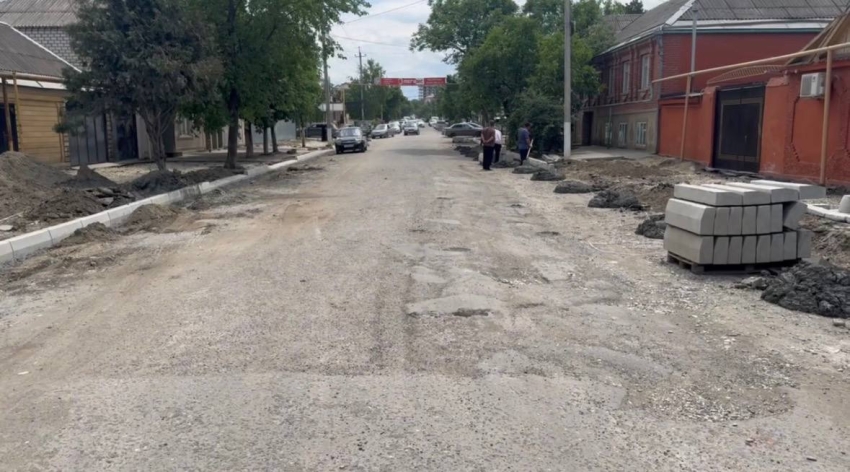На улице Магидова продолжается устройство бортового камня перед асфальтированием