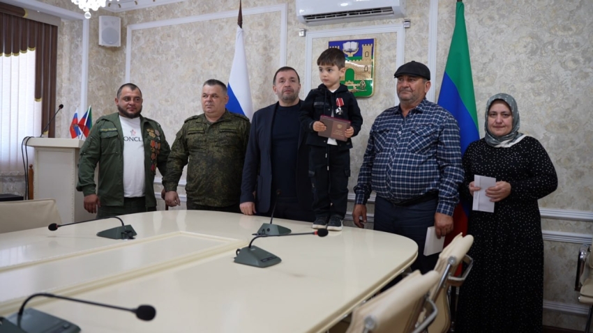 Семье погибшего участника СВО из Хасавюрта Раджаба Джамалдинова передали орден Мужества