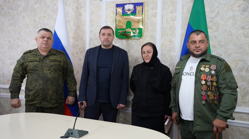 Корголи Корголиев передал орден Мужества семье погибшего участника СВО Магарама Абугаджиева