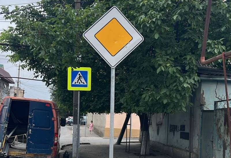 В Хасавюрте продолжаются работы по обеспечению безопасности дорожного движения