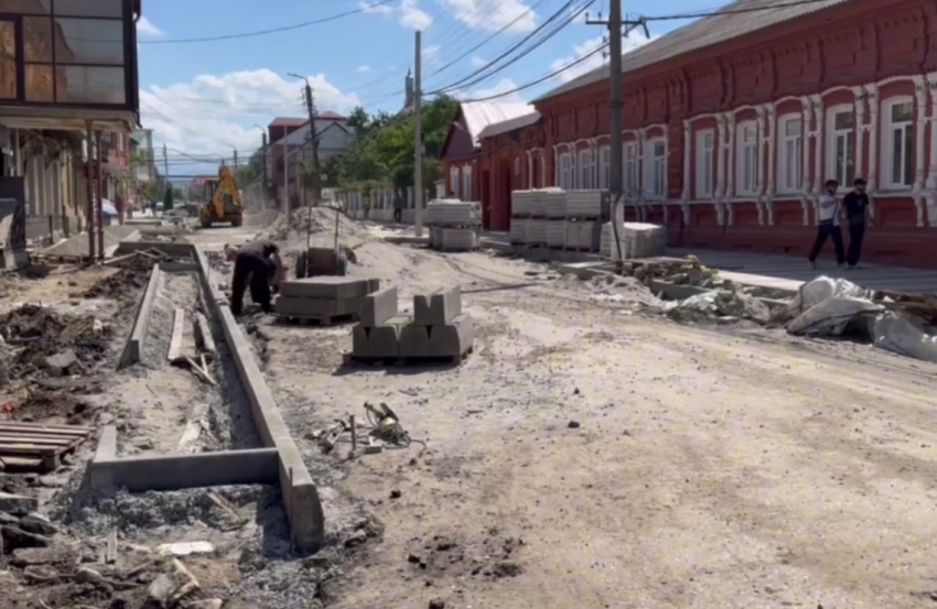 В Хасавюрте продолжается благоустройство пешеходной зоны по улице Тотурбиева