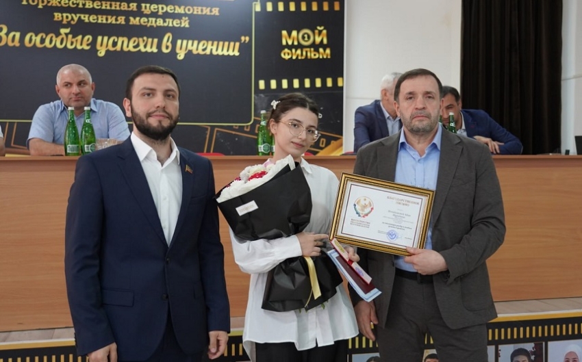 В Хасавюрте состоялась торжественная церемония вручения медалей выпускникам