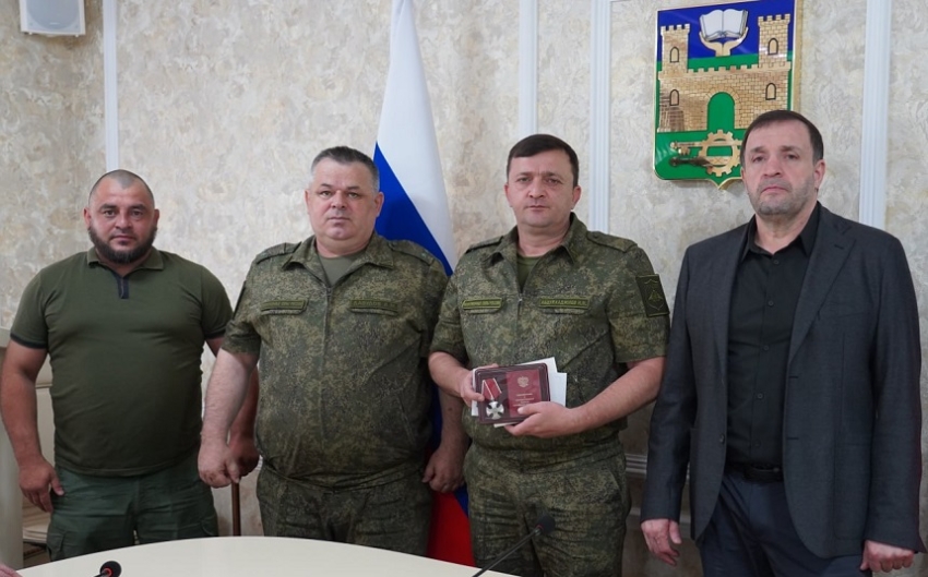 Глава Хасавюрта передал орден Мужества семье Арсена Абдулхаджиева