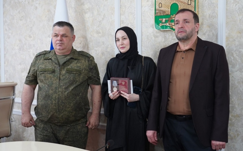 Глава Хасавюрта передал медаль «За отвагу» семье погибшего участника СВО Мурадиса Магомедова