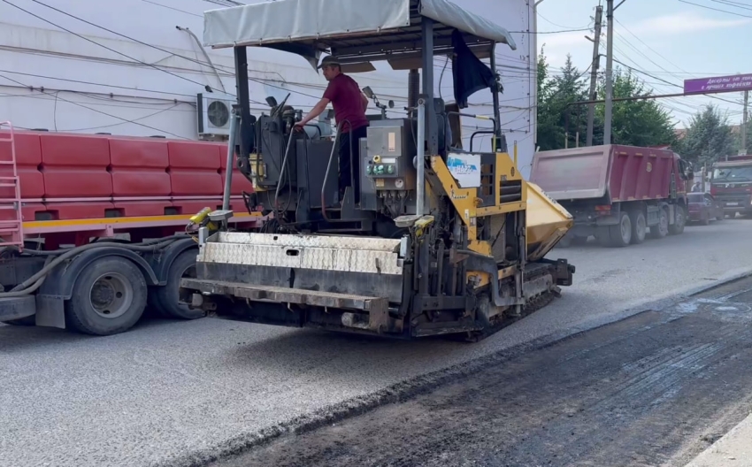 В Хасавюрте на улице Некрасова приступили к укладке асфальтобетонного покрытия