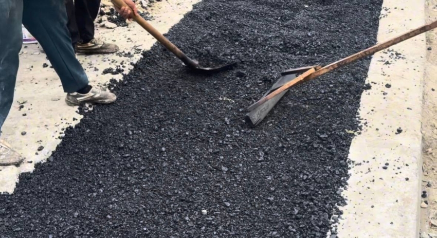 В Хасавюрте продолжается ямочный ремонт дорог