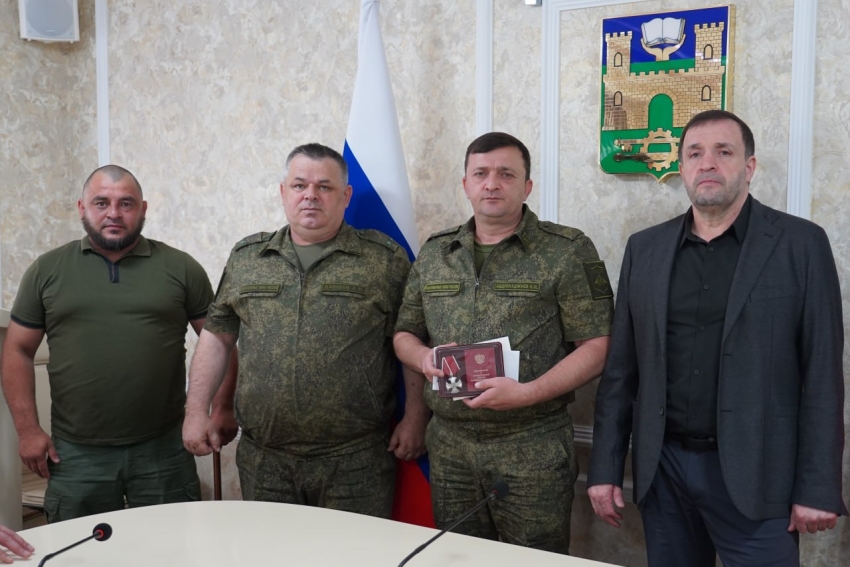 Глава Хасавюрта передал орден Мужества семье Арсена Абдулхаджиева