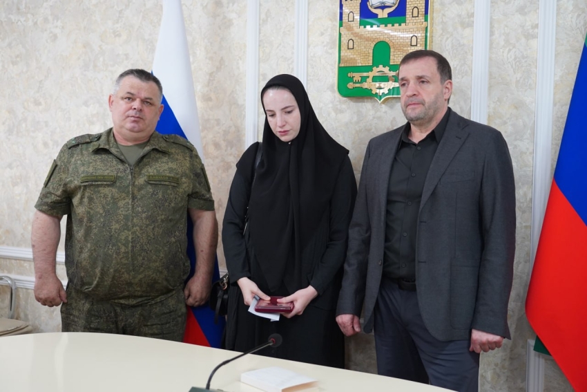 Корголи Корголиев передал орден Мужества семье Алимуры Шахсаева  