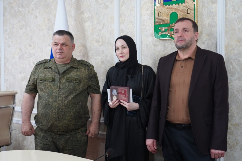 Глава Хасавюрта передал медаль «За отвагу» семье погибшего участника СВО Мурадиса Магомедова