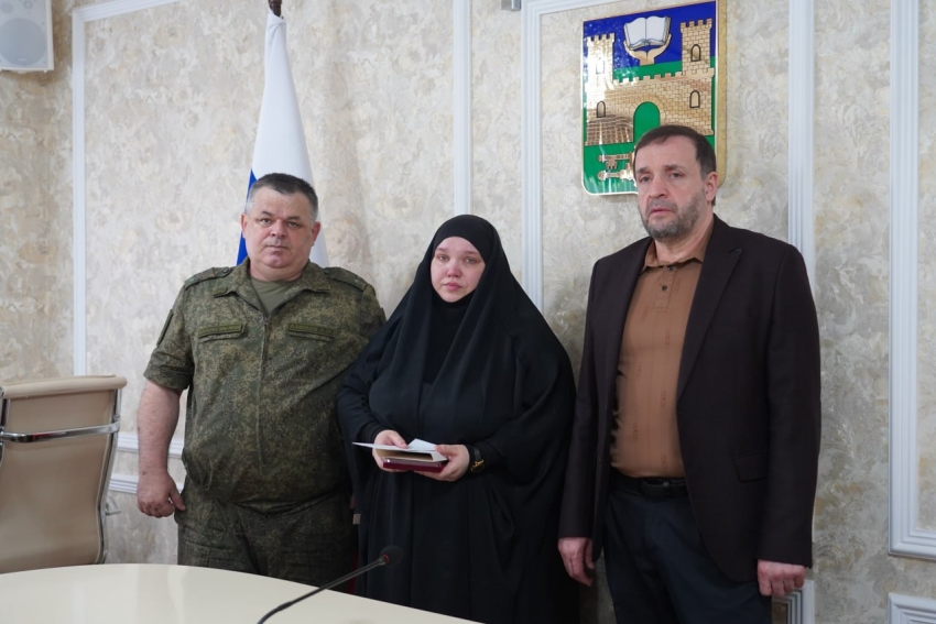 Глава Хасавюрта передал орден Мужества семье погибшего участника СВО Рустама Зеленского