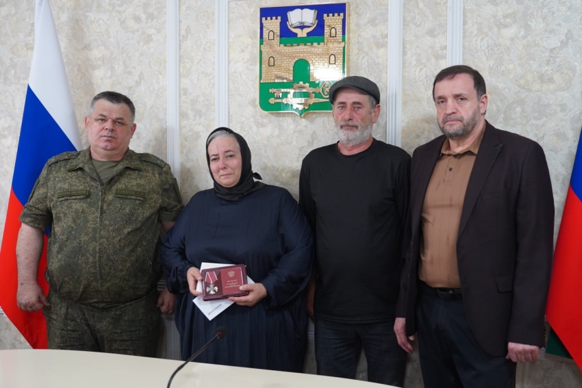 Глава Хасавюрта передал государственную награду семье Ханарслана Ибрагимова