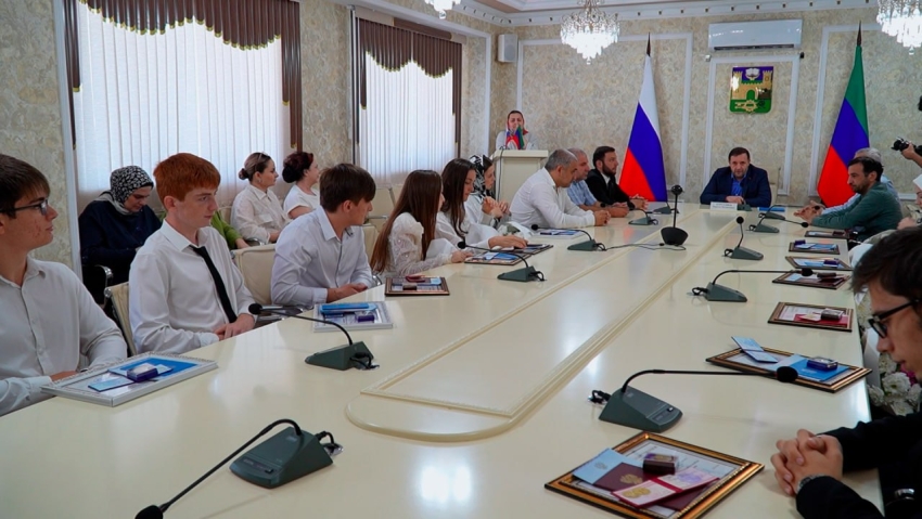В Хасавюрте наградили медалистов, пересдавших ЕГЭ для улучшения результатов