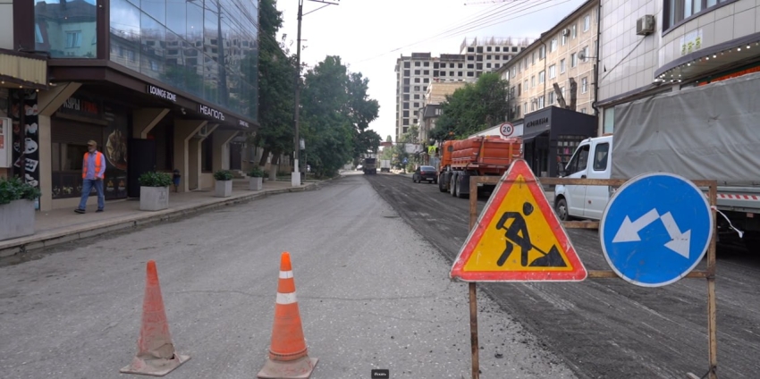 На улице Алиева провели фрезерование дорожного полотна