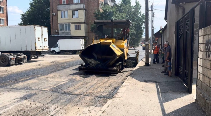 На улице Некрасова продолжаются работы по укладке асфальтобетонного покрытия