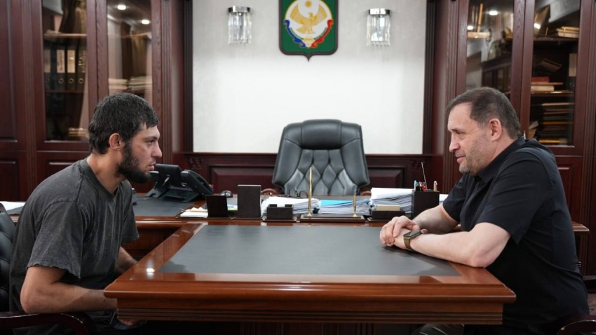 Корголи Корголиев встретился с хасавюртовцем, подписавшим контракт о прохождении военной службы  