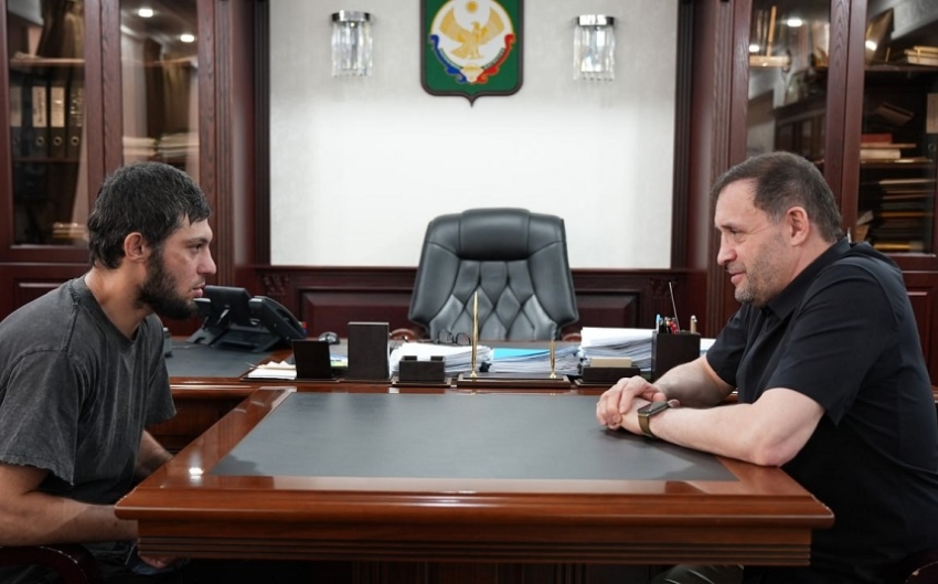 Корголи Корголиев встретился с хасавюртовцем, подписавшим контракт о прохождении военной службы