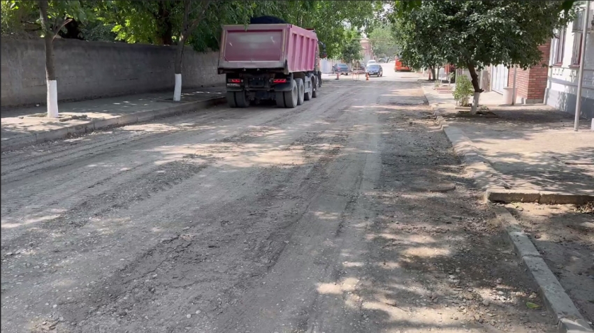 На улице Султанова приступили к укладке асфальтобетонного покрытия