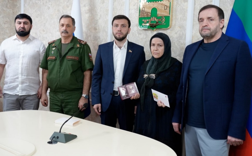 Глава Хасавюрта передал орден Мужества семье погибшего участника СВО Идриса Мутаилова