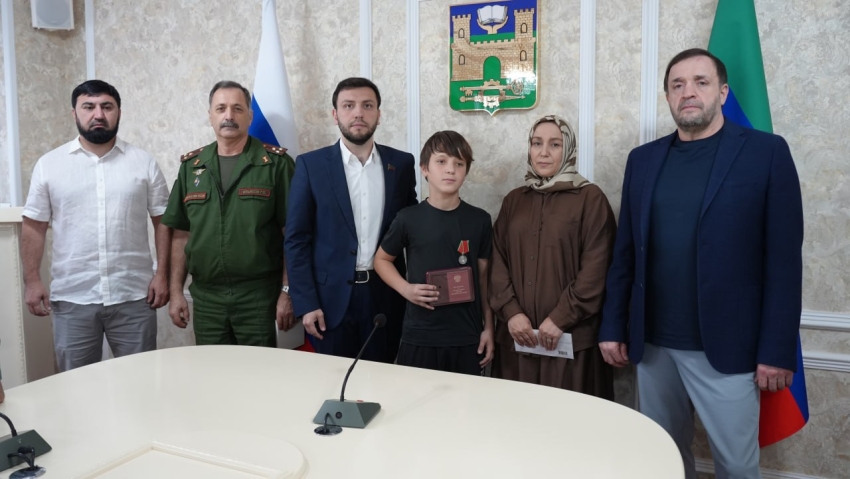 Медаль Суворова передали семье погибшего участника СВО Саида Абдурашидова из Хасавюрта
