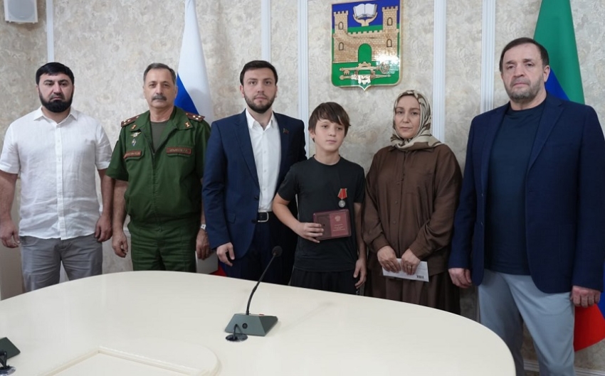 Медаль Суворова передали семье погибшего участника СВО Саида Абдурашидова из Хасавюрта