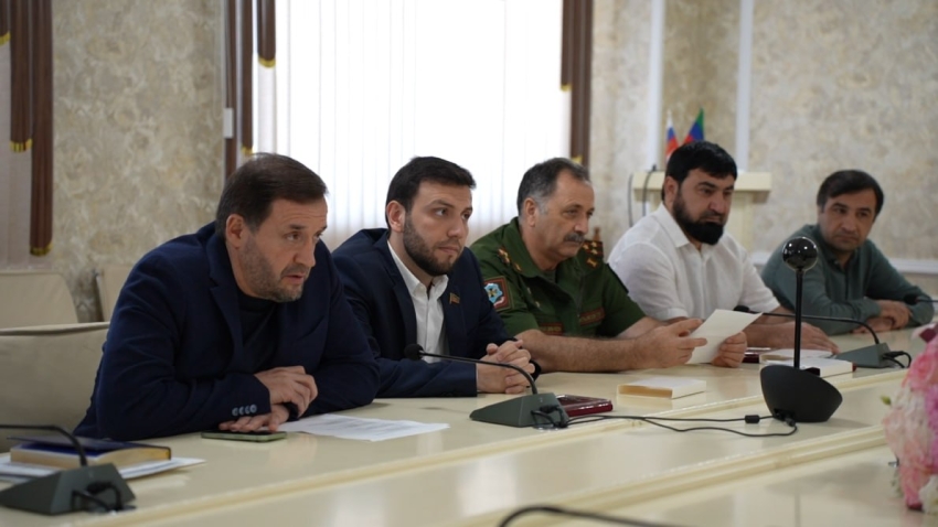 Родным погибшего участника СВО Ханпаши Казиева передали орден Мужества