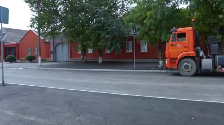 На улице Воробьева продолжается асфальтирование пешеходной зоны