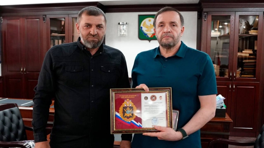 Корголи Корголиеву вручили благодарственное письмо и медаль за поддержку военнослужащих