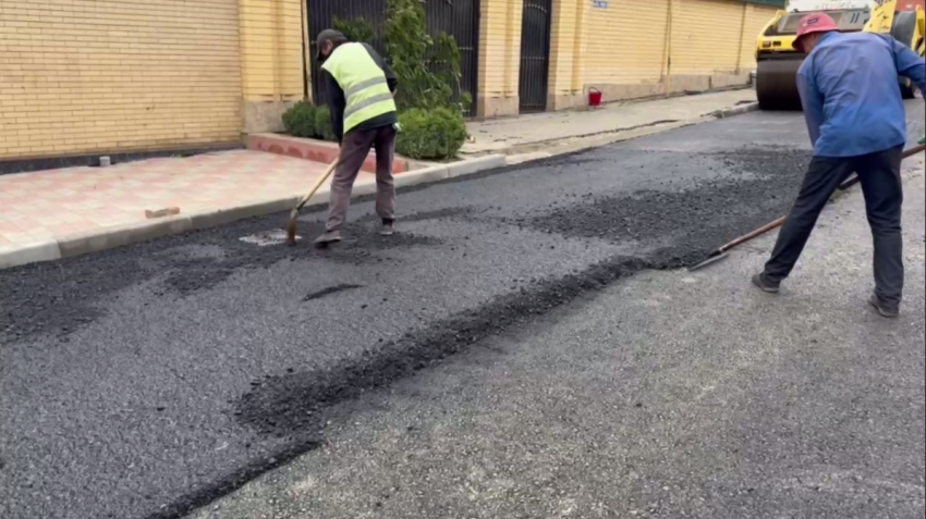 На улице Ярыксувская начались работы по укладке асфальтобетонного покрытия