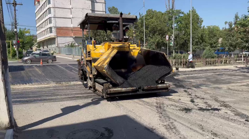 В Хасавюрте приступили к асфальтированию участка на пересечении улиц Магидова и Ибрайхана Акаева