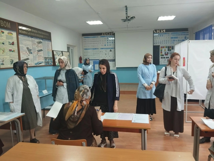 Жители приходят на избирательные участки