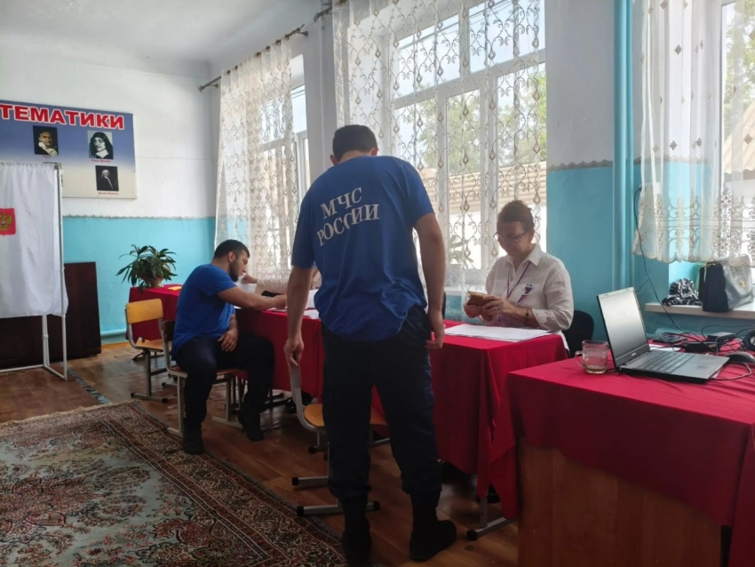 Сотрудники городского Управления по обеспечению мероприятий ГО, ЧС и ПБ г. Хасавюрта приняли участие в голосовании в рамках Единого дня голосования