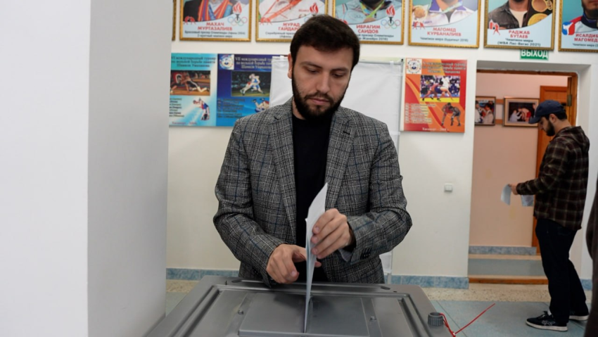 Председатель Собрания депутатов Хасавюрта Хаджимурад Умаханов проголосовал вместе с участником СВО и его семьей